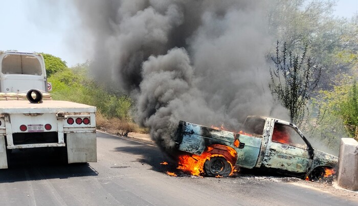 #Videos | Operativo castrense deriva en bloqueos carreteros y quema de vehículos en Tierra Caliente