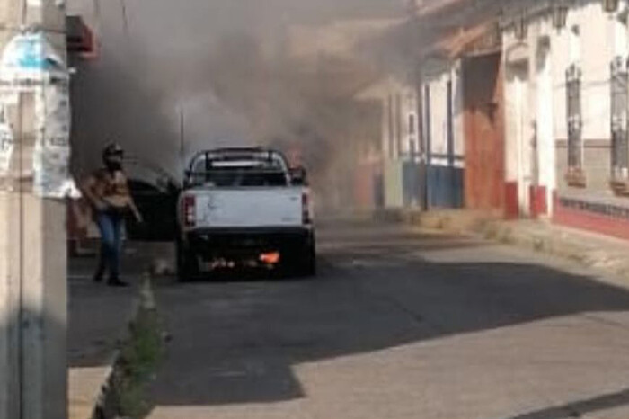 VIDEOS | Por una aparente falla se incendia una camioneta en el Centro de Uruapan