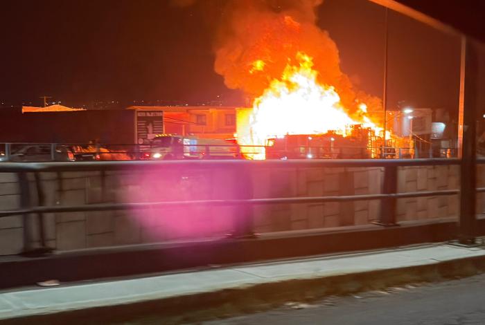 #Videos | Se registra aparatoso incendio en negocio de tarimas, cerca del distribuidor vial de salida a Quiroga