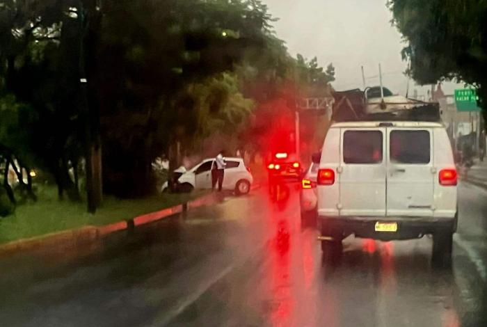 #Videos | Se registran 2 accidentes vehiculares en el anillo periférico de Morelia; hay una mujer lastimada
