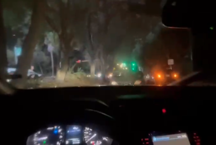 #Videos | Sujetos pierden la cabeza, amenazan, chocan a propósito y ponen en riesgo la vida de dos personas en Naucalpan; los acusados serían voluntarios de la Cruz Roja Mexicana