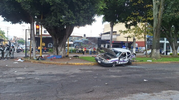 #Videos | Taxista y pasajera mueren tras brutal choque en el Paseo Lázaro Cárdenas