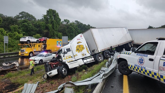 #Videos | Tráiler con doble remolque se accidenta y bloquea la autopista Siglo XXI