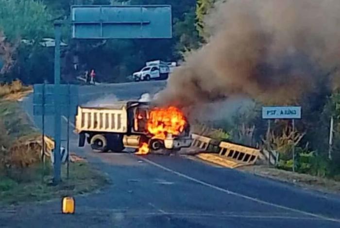 Violencia sacude Michoacán: quema de vehículos y bloqueos tras enfrentamiento armado
