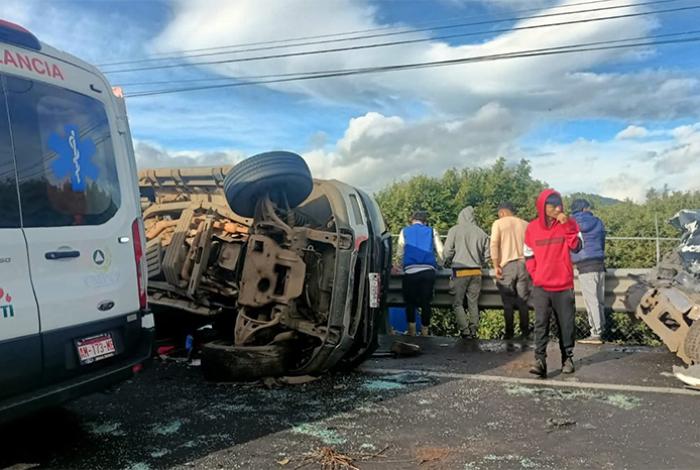 Violento choque entre camioneta de jornaleros y vehículo aguacatero deja 7 heridos