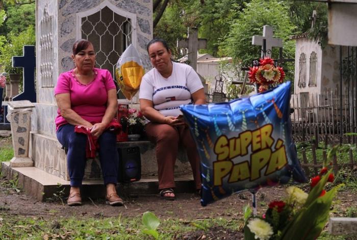 Visitan a papá en el Panteón Municipal de Morelia hoy Día del Padre