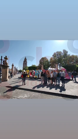 Visitantes y turistas quedan maravillados por decoración navideña, en Morelia