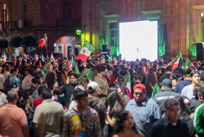 Viva México, grita Morelia, al llamado de la campana de Dolores