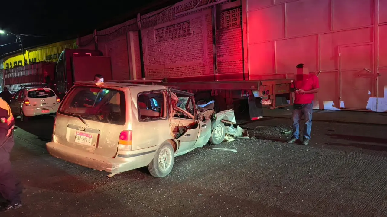 Vive de milagro al chocar un tráiler estacionado en Zamora