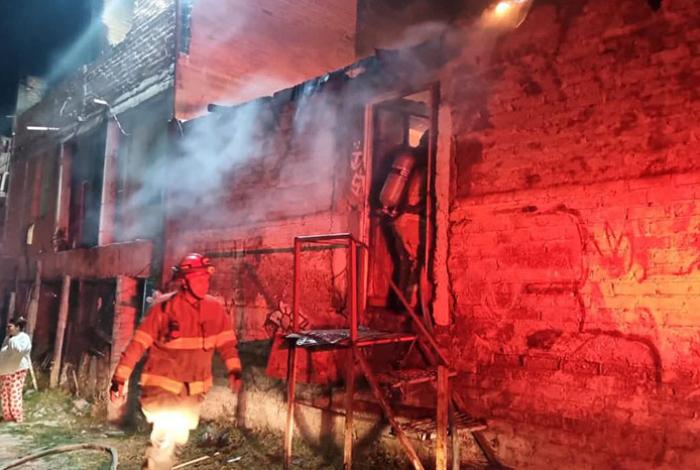 Vivienda es consumida por incendio en la tenencia Morelos, en Morelia