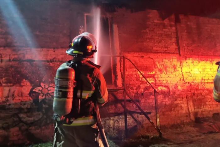 Vivienda es consumida por incendio en la tenencia Morelos