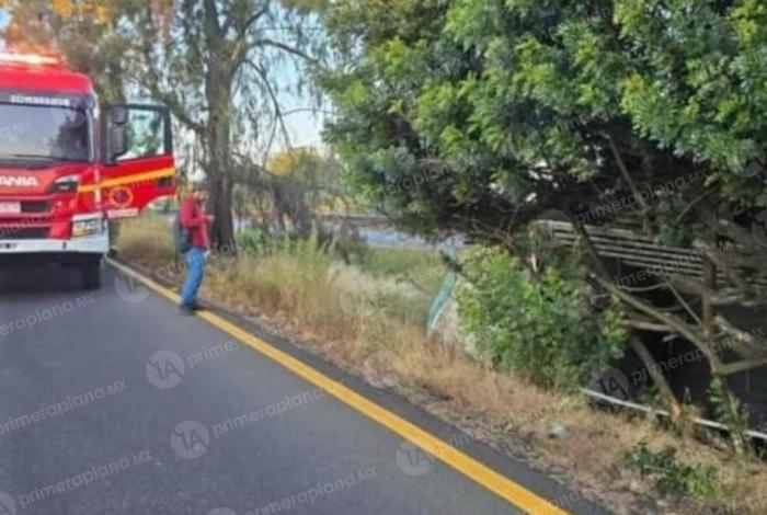 Volc4dura de camioneta en la Morelia-Pátzcuaro deja un lesi0nado