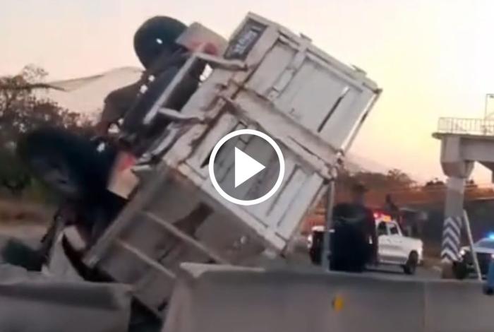 Volc4dura en la Apatzingán–Cuatro Caminos, deja un mu3rto