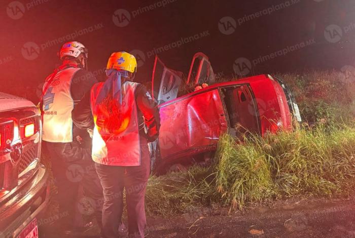 Volcadura cerca de Tiripetío deja tres lesionados