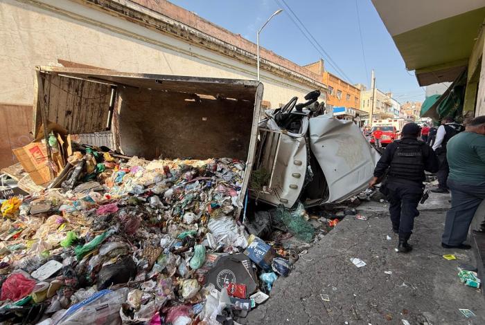 Volcadura de camión de basura dejó un mu3rto y un lesionado en Zitácuaro