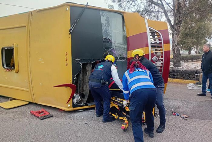 Volcadura de camión de pasajeros deja 10 lesionados en Morelia; ocurrió en la zona de Tres Marías