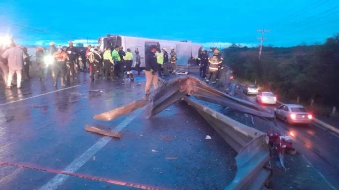 Volcadura de camión deja un saldo de 8 muertos en Apodaca, Nuevo León