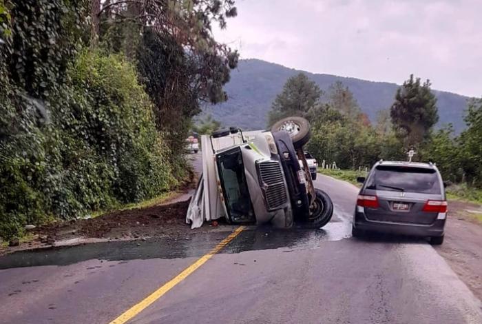 Volcadura de camión tipo torton afecta tránsito en la carretera Uruapan-Pátzcuaro