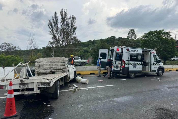 Volcadura de camioneta deja 3 heridos leves en la Morelia-Salamanca