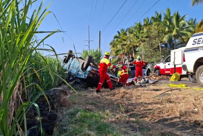 Volcadura de camioneta deja un muerto en Tacámbaro