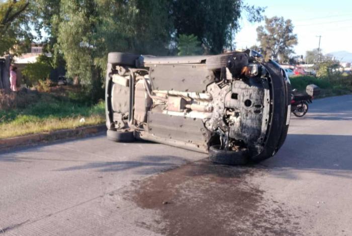 Volcadura de camioneta deja a mujer herida al norte de Morelia