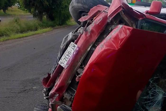 Volcadura de camioneta deja 3 heridos en el Libramiento Poniente de Morelia