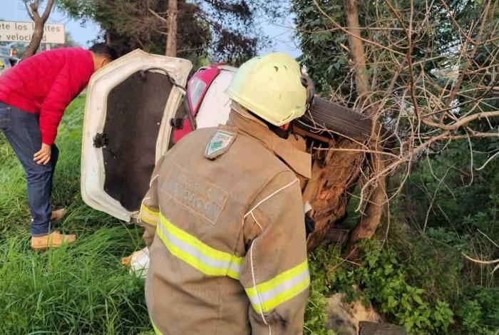 Volcadura de taxi deja 3 heridos en la Morelia-Pátzcuaro