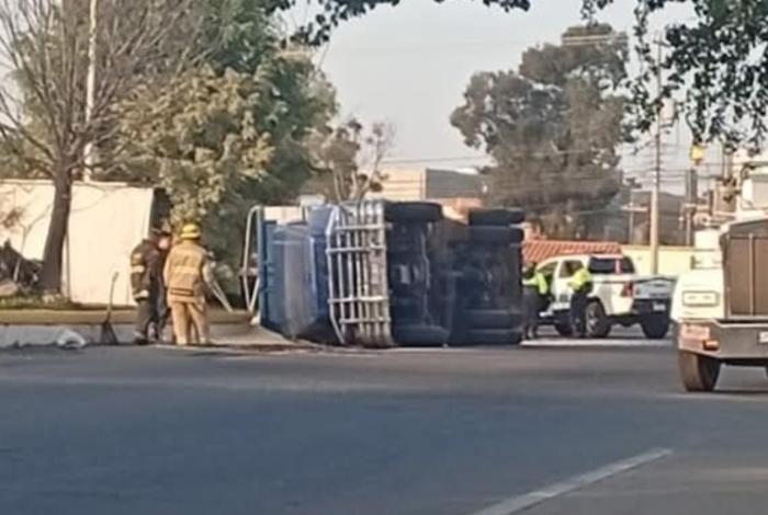 Volcadura de torton moviliza autoridades por fuga de combustible y material que transportaba