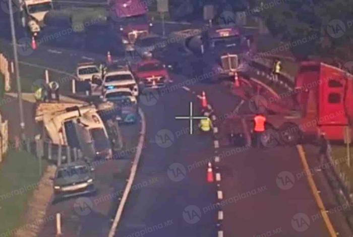 Volcadura de tractocamión complica tránsito en autopista de Occidente