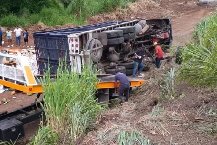Volcadura de tractocamión cierra Autopista Siglo XXI