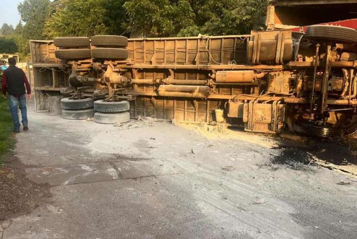 Volcadura de tráiler cementero deja 2 muertos en la región de Salvador Escalante