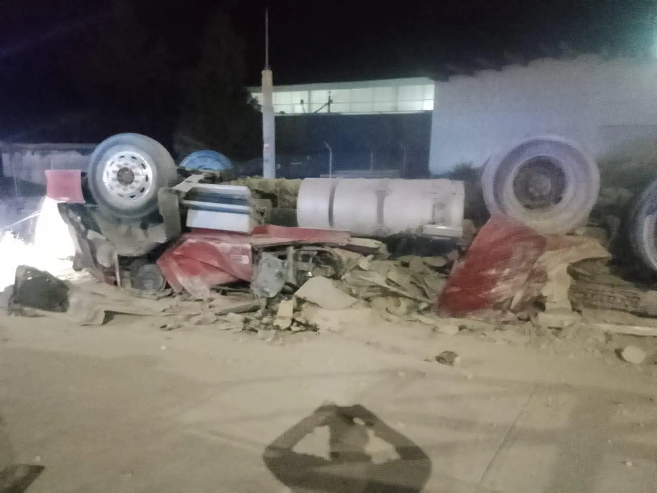 Volcadura de tráiler en la Zitácuaro–Toluca deja dos lesionados