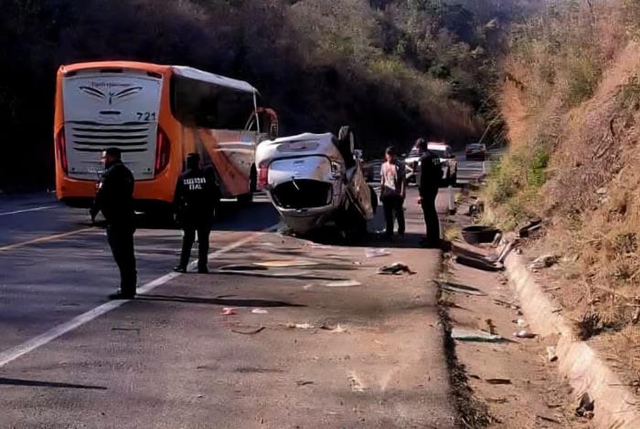 Volcadura deja una persona lesionada, en la Autopista Siglo XXI