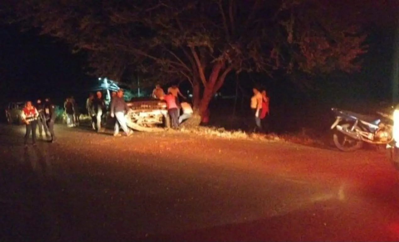 Volcadura en la Uruapan–Ziracuaretiro deja un muerto