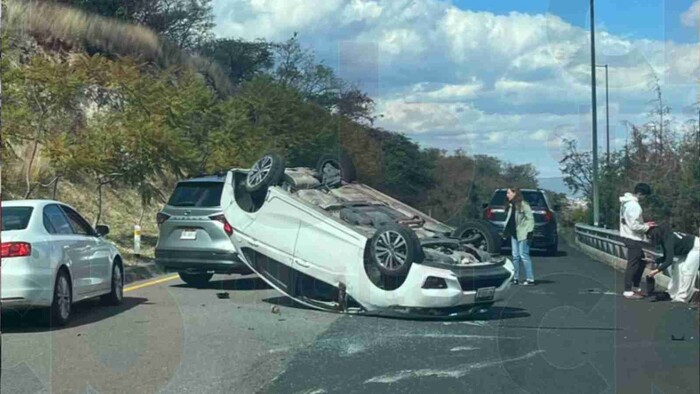 Volcadura en la zona de Tres Marías en Morelia