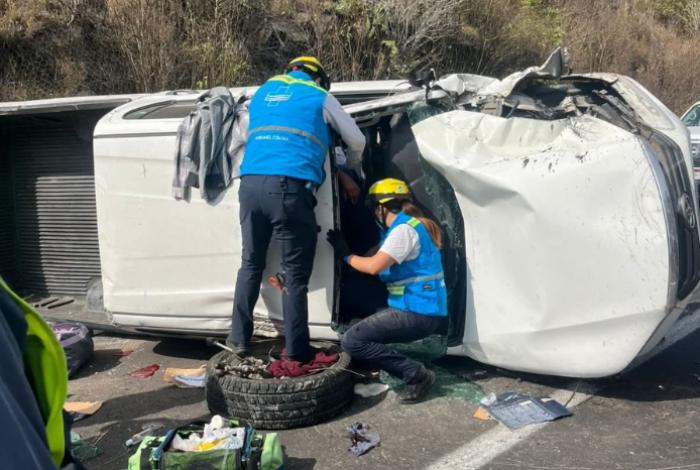 Volcadura moviliza a cuerpos de emergencia en la Siglo XXI; conductor lucha por su vida