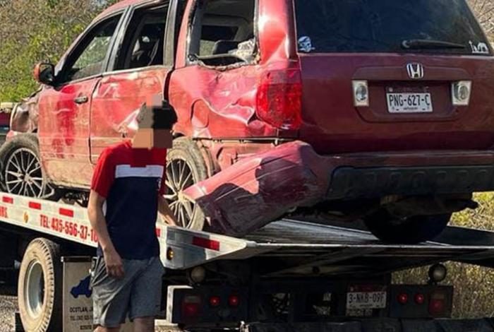 Volcadura moviliza a cuerpos de auxilio en carretera de Carácuaro