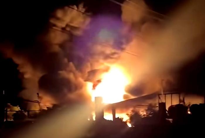 Voraz incendio consume toneladas de plástico en recicladora de Uruapan