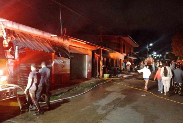 Voraz incendio consume una vivienda y tienda de abarrotes en Caracha