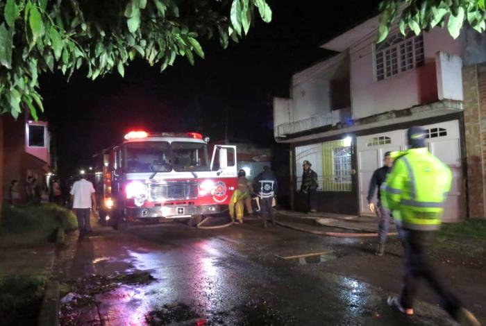 Voraz incendio consume vivienda en Uruapan; sólo daños materiales