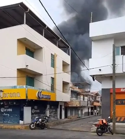 Voraz incendio termina con un centro comercial en Uruapan