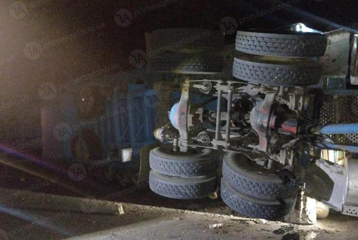 Vu3lca tráiler en las Curvas del Gato, en Zitácuaro