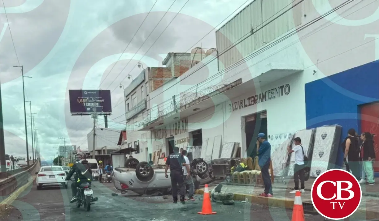 Vuelca auto en el libramiento norte de Morelia