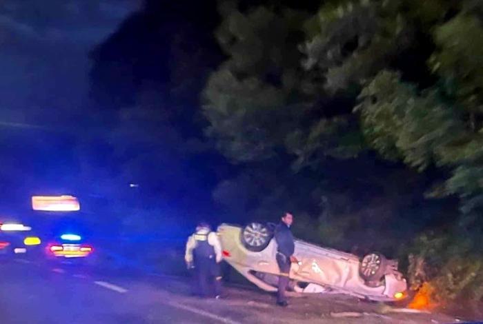 Vuelca auto en el Libramiento Sur de Morelia