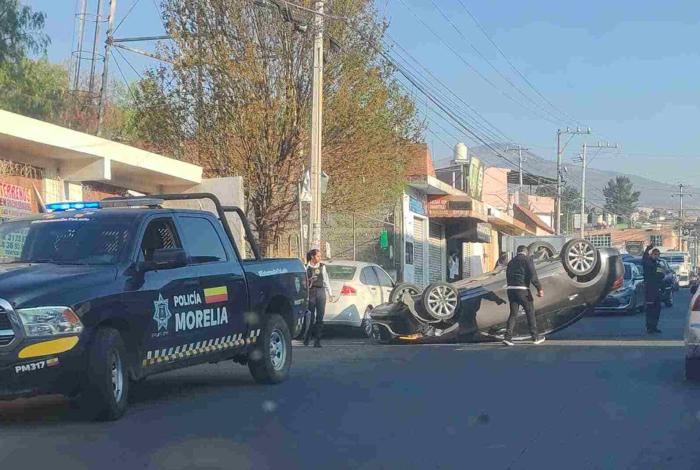 Vuelca auto en la avenida San Juanito Itzícuaro, al poniente de Morelia