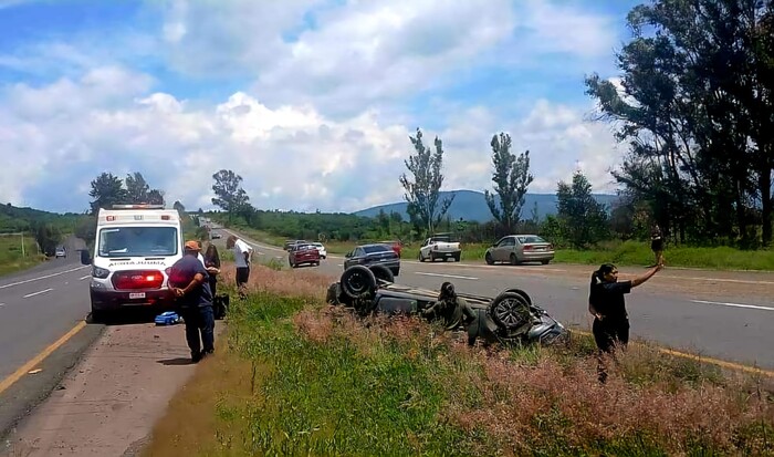 Vuelca auto en la Morelia-Pátzcuaro; hay una persona herida