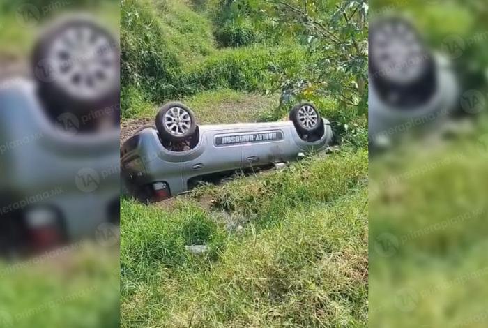 Vuelca auto rumbo al fraccionamiento Erandeni, en Tarímbaro