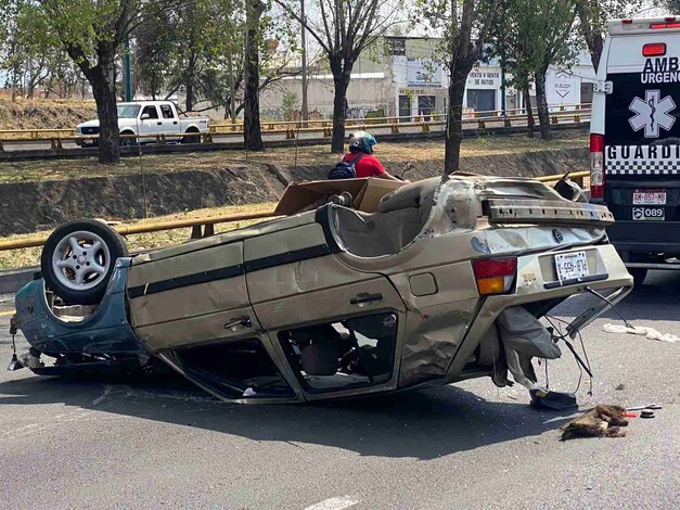 Vuelca auto y se desbarata en el libramiento de Morelia