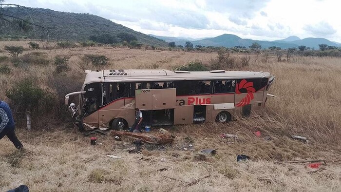 Vuelca autobús en Michoacán; hay un muerto y más de 10 heridos