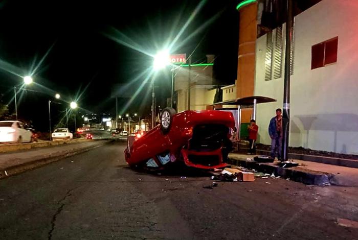Vuelca automóvil en el periférico de Morelia; hay un lesionado